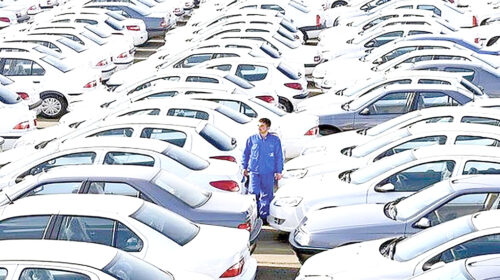 خریداران خودرو، بلاتکلیف میان وعده تحویل و صف‌های طولانی شکایت