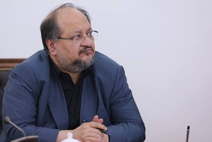 محمد شر‌یعتمداری برکنار شد اما نمی‌رود!
