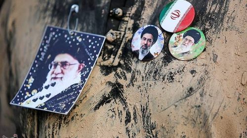 جهان به احترام رهبر شهید ایران ایستاد