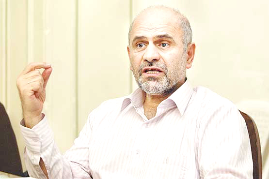 فرشاد مؤمنی: ارز ارزان، اعتبار ارزان و زمین ارزان برای پنل های خورشیدی در اختیار چه افرادی قرار گرفته است؟